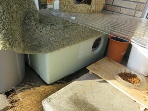 岩手の寒さ対策に。稲わらを敷き詰めた外猫ハウス